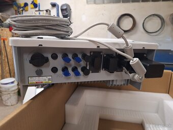 Predám hybridný menič 10 kW , 3 fázový NOVÝ - 2