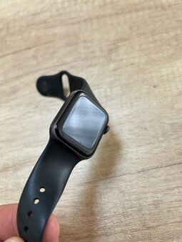 Nefunkčné Apple Watch 5 40mm a 2x nefunkčné Airpods - 2