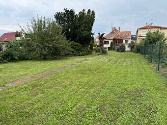 Nádherný slnečný pozemok s domom - lokalita Floreát - 2