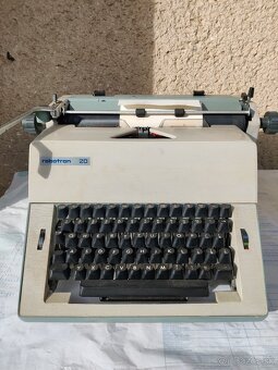 staré vahy, písací stroj, mlynčeky - 2