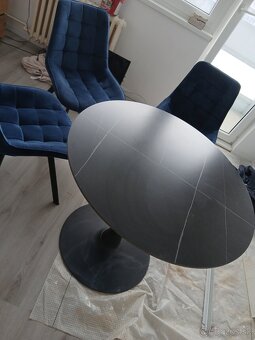 Stôl a stoličky - 2