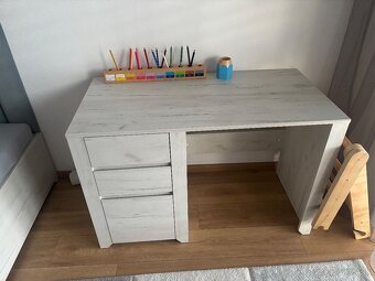 Detská izba s posteľou a stolom - 2