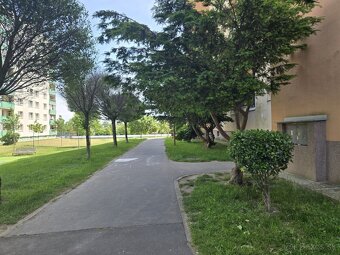 Ponúkame na predaj 4-izbový byt s loggiou ma Zelenečskej uli - 2