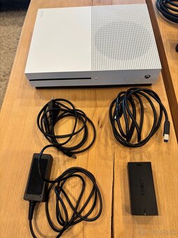 Xbox one S + dva ovládače + kinect kamera + hry - 2