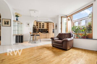 VÝHĽAD NA PREZ. PALÁC - 4 izb. 130 m2 + balkón - Staré Mesto - 2