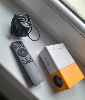 Novy LED mini prenosny projektor s podporou 1080P HD - 2