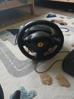 Volant s pedálmi. - 2