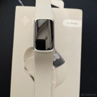 Predám Fitbit Charge 6 strieborný rám/béžový naramok - 2
