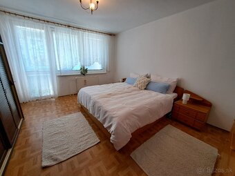 Postel s nočnými stolíkmi a komodou - 2