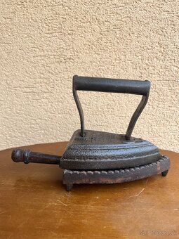 Stará žehlička s podstavcom - 2