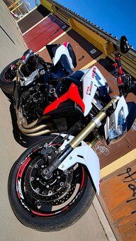 Krasna Suzuki GSR 750 - 2