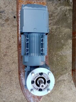 Elektromotor s prevodovkou - 2