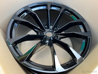 LAMBORGHINI URUS 23" Black, nové, originál  - 2