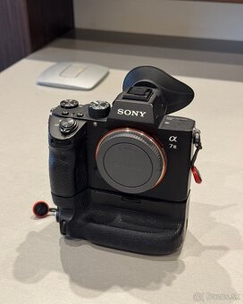 Sony A7iii + Meike MK-A9 Pro Batériový Grip - 2
