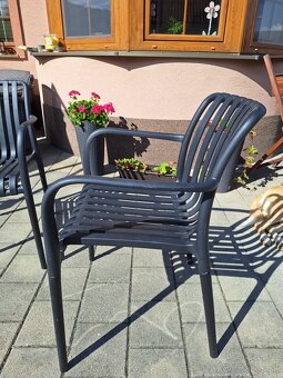 Plastové stoličky - čierne 2 ks - 2