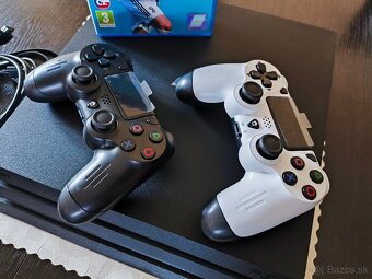 Sony PlayStation 4 PRO + 2 ovládače - 2