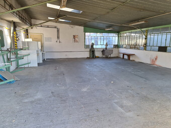 Rožný pozemok 1006 m2 s veľkým, starším RD, sklad, garáž, vh - 2