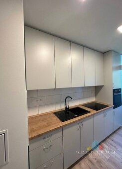 SPEKTRUM REALITY- Na PREDAJ 3 -izbový byt, 64m2 s loggiou, H - 2