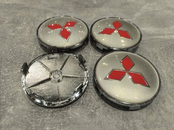 Predám stredové krytky kolies 68mm Mitsubishi - 2