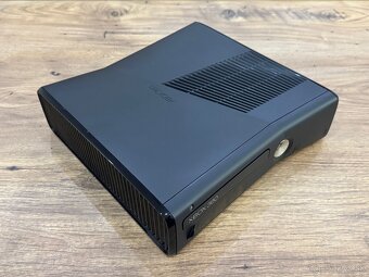 Samostatná herná konzola XBOX 360 Slim 4GB čierna - 2
