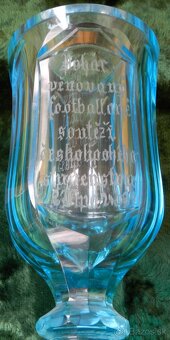 Pokál s venovaním Čechy okolo 1932 sklo slabomodré kryštal. - 2