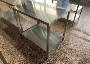 Nerezový stůl prostorový s policí (délka 50-200cm) - 2
