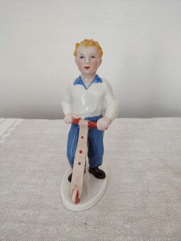 Royal dux chlapec na kolobežke porcelánová soška - 2