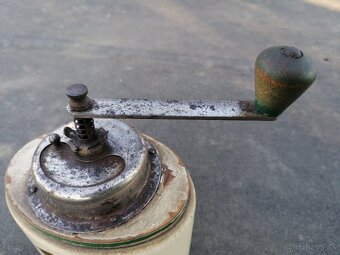 Predám starožitný mlynček B.D Garantie - 2