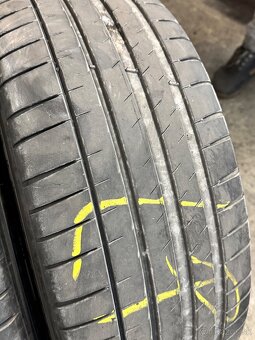235/45R18 - 2