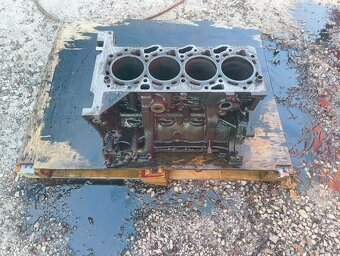 Rozpredám motor 2.2 74 kw e4 - 2