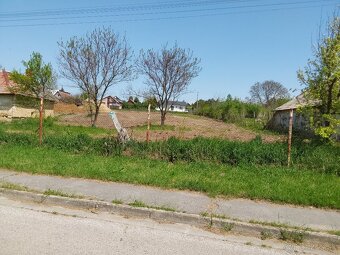 Predám veĺký stavebný pozemok v centre obce Svätoplukovo - 2
