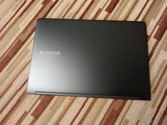 predám nefunkčný notebook Samsung NP300X3E - 2