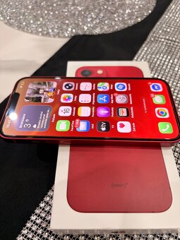 Predám iPhone 13 RED – top stav - 2