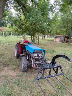 Traktor tovární MF 4x4 - 2