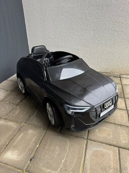Predám detské elektrické autíčko Audi e-tron 12V – diaľkové - 2
