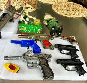 Retro staré hračky pistole (Igra), visací zámky, klíče - 2
