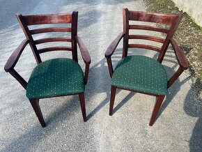 Predám masívne stoličky, cena za obe 40 eur - 2