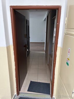Ponúkam na prenájom 2 izbový byt v centre Snv - 2