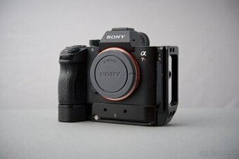 Sony A7R3 + L-bracket, SONY baterka, SD karta – TOP - 2