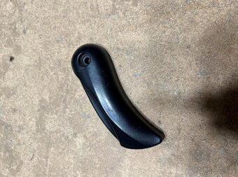 Predám páčku prednej kapoty BMW e60 e61 pred fl z UK auta.. - 2