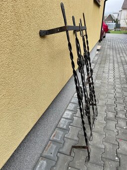 Mreza na okno s okrasnym kovanim - 2