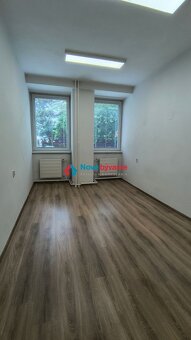 Kancelária v administratívnej budove v centre NR (N029-25-BP - 2