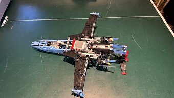 Predám závodní Lego stíhačku která obsahuje motorizovaný - 2