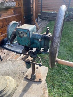 Stroj na zatváranie konzerv - 2