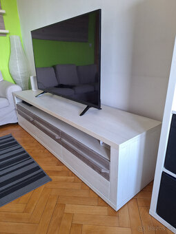 Pevná skrinka pod TV - 2