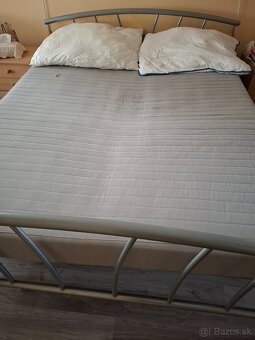 Manželská posteľ s matracom. - 2