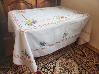 Krásny biely obrus zdobený vyšívanými modrými, červenými a ž - 2