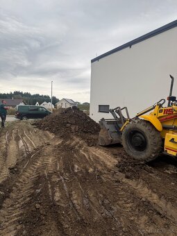 Výkopové práce traktor bagrom - 2