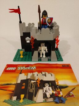 LEGO Castle 6036 Skeleton Surprise - 2
