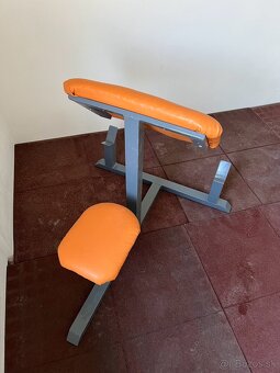 Predám scottovu lavičku na biceps / mohutná a pevná - 2